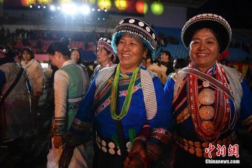 云南傈僳族网红吃瓜视频